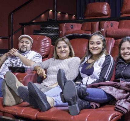 Hacer que las películas sean accesibles para las familias de habla hispana en el condado de Franklin Hacer que las películas sean accesibles para las familias de habla hispana en el condado de Franklin