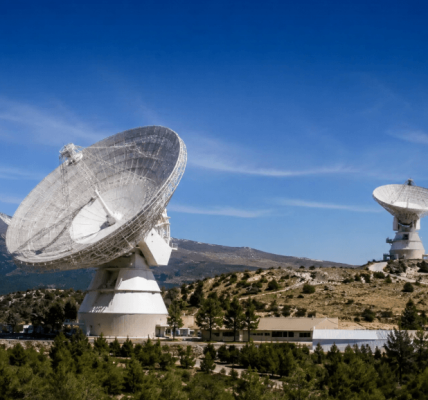 Dos telescopios españoles detectan azúcar en una nube interestelar cerca del centro de la Vía Láctea Dos telescopios españoles detectan azúcar en una nube interestelar cerca del centro de la Vía Láctea