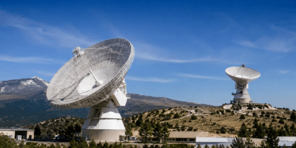 Dos telescopios españoles detectan azúcar en una nube interestelar cerca del centro de la Vía Láctea Dos telescopios españoles detectan azúcar en una nube interestelar cerca del centro de la Vía Láctea