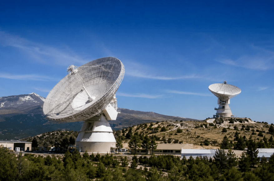 Dos telescopios españoles detectan azúcar en una nube interestelar cerca del centro de la Vía Láctea Dos telescopios españoles detectan azúcar en una nube interestelar cerca del centro de la Vía Láctea