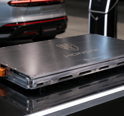 Hongqi presenta una batería de carga ultrarrápida que desafía el liderazgo de BYD y CATL Hongqi presenta una batería de carga ultrarrápida que desafía el liderazgo de BYD y CATL
