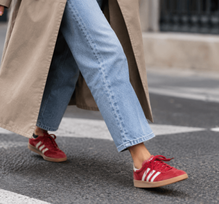 Las zapatillas rojas se imponen como la gran tendencia del otoño de 2026
