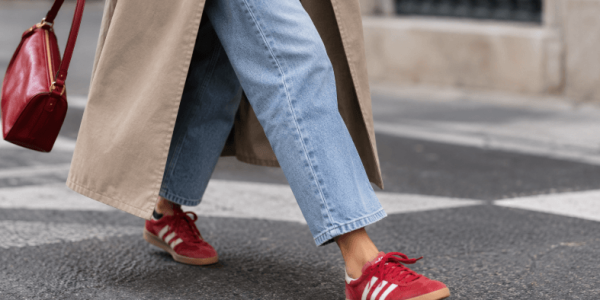 Las zapatillas rojas se imponen como la gran tendencia del otoño de 2026