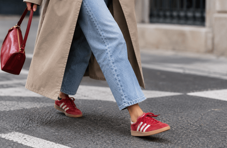 Las zapatillas rojas se imponen como la gran tendencia del otoño de 2026